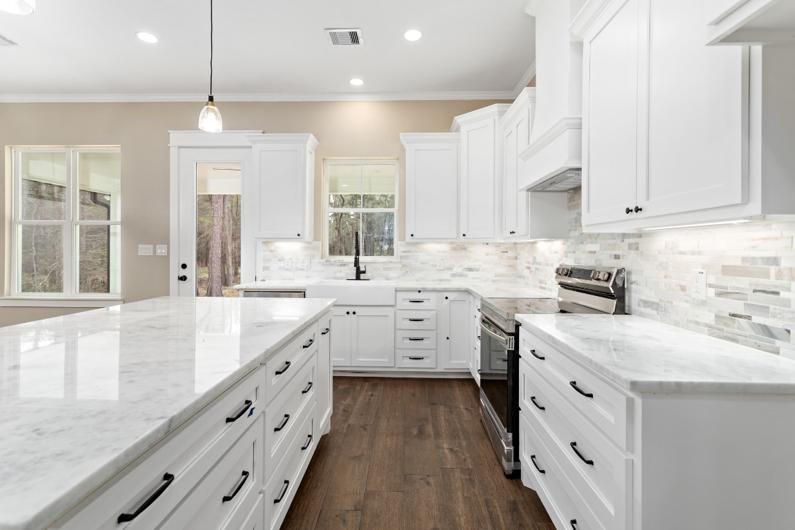 1130 Lyndale Street Vidor, TX 77662 - Photo 19 of 44 a large white kitchen with cabinets