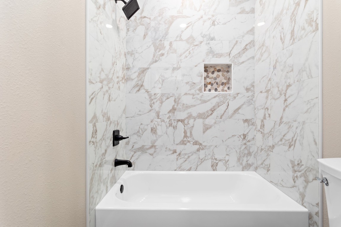1130 Lyndale Street Vidor, TX 77662 - Photo 24 of 44 a bathroom with a bathtub