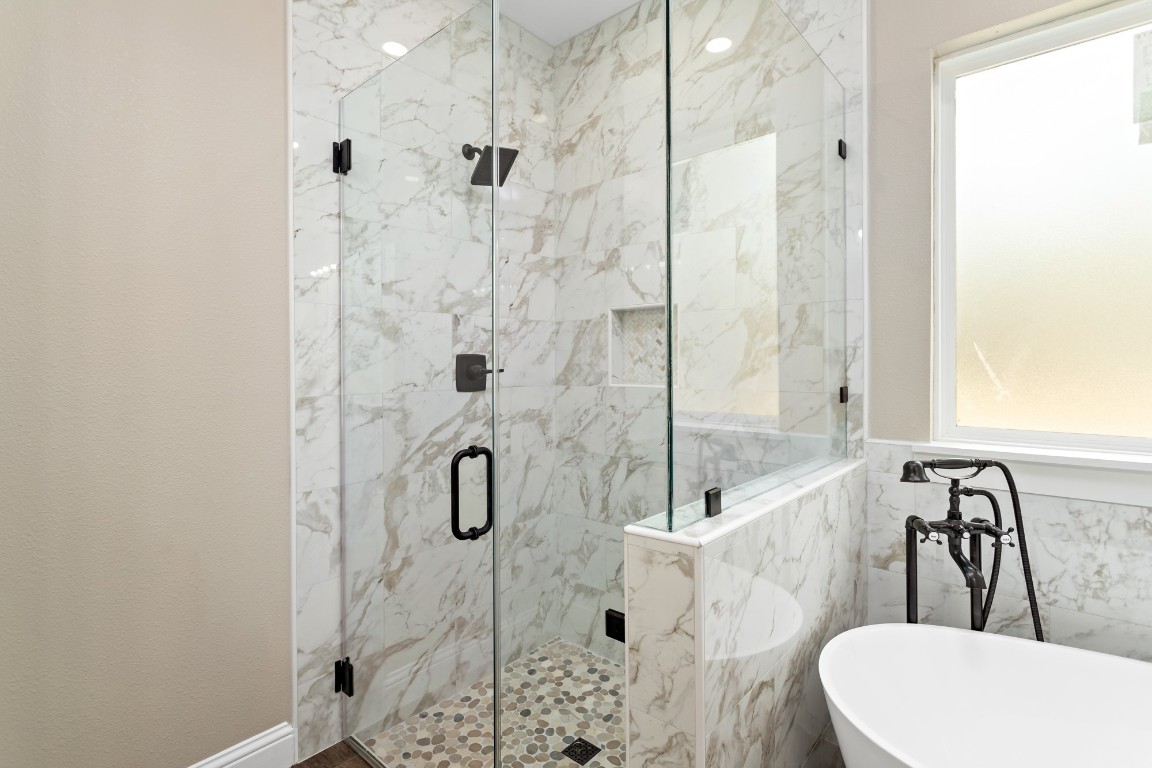 1130 Lyndale Street Vidor, TX 77662 - Photo 31 of 44 a bathroom with a bathtub sink and toilet