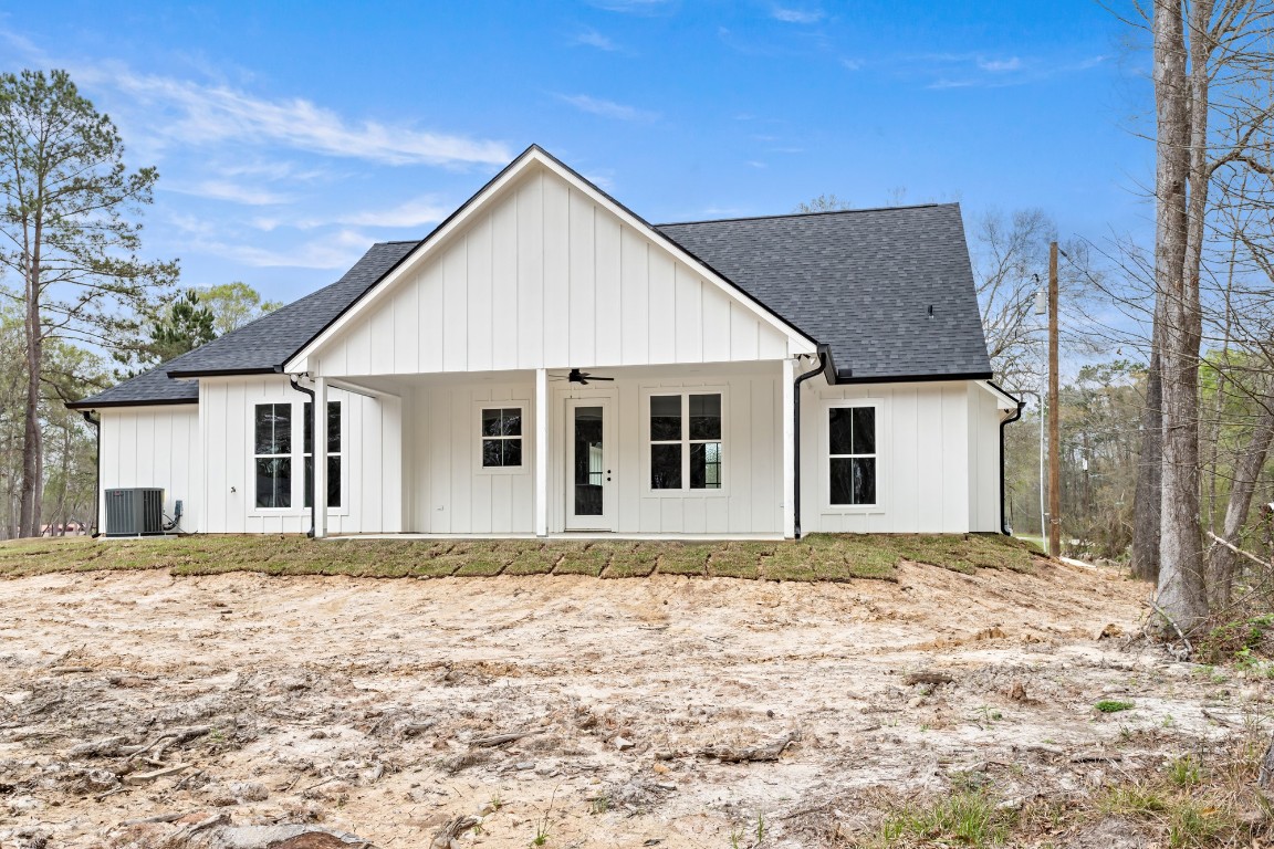 1130 Lyndale Street Vidor, TX 77662 - Photo 44 of 44 a front view of a house with a yard