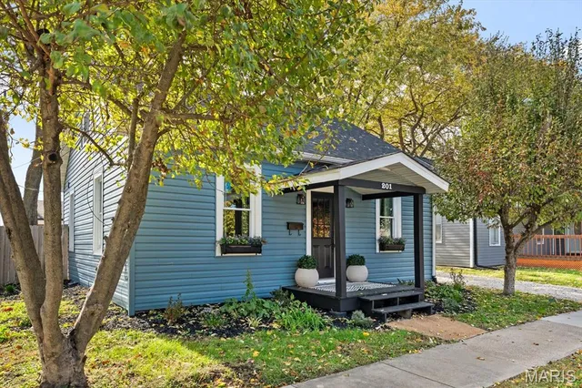 $299,900 | 201 West Washington Street, O'Fallon, IL 62269