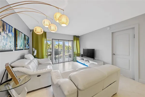 $2,000 | 470 Paradise Isle Boulevard, Unit 310, Hallandale Beach, FL 33009