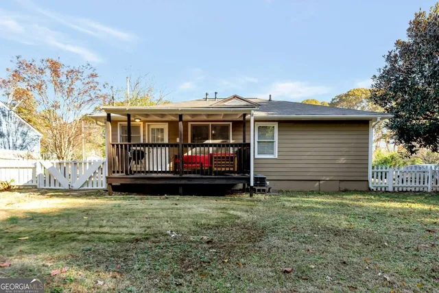 a view of a house with a yard