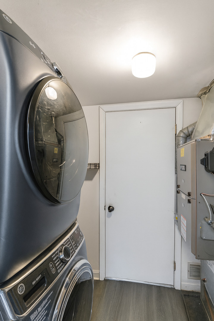 1941 Quaker Hollow Lane, Unit 1941 Streamwood, IL 60107 - Photo 11 of 13 a view of a livingroom with wooden floor