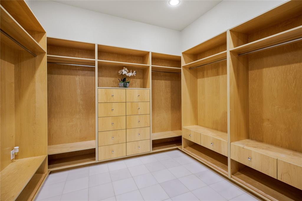 4616 Windsor Ridge Drive Irving, TX 75038 - Photo 24 of 40 Downstairs Primary Closet