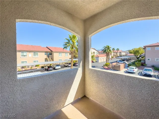 $1,575 | 2305 West Horizon Ridge Parkway, Unit 1421, Henderson, NV 89052