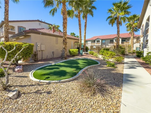 $1,575 | 2305 West Horizon Ridge Parkway, Unit 1421, Henderson, NV 89052