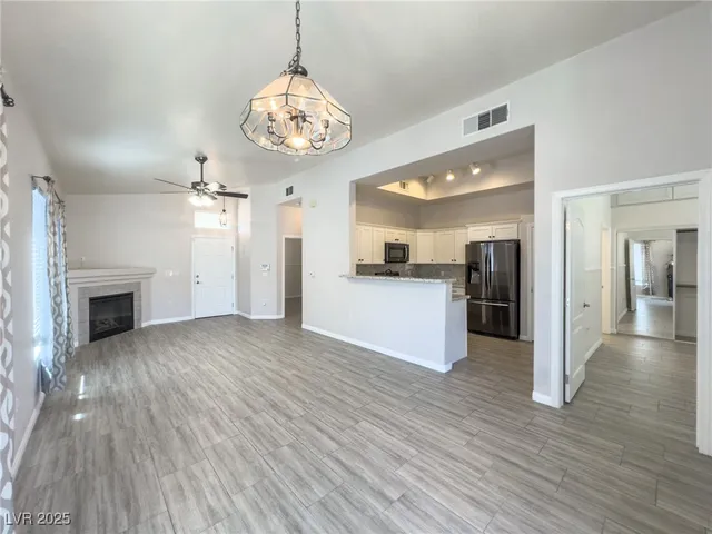 $1,575 | 2305 West Horizon Ridge Parkway, Unit 1421, Henderson, NV 89052