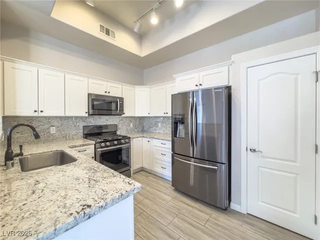 $1,575 | 2305 West Horizon Ridge Parkway, Unit 1421, Henderson, NV 89052