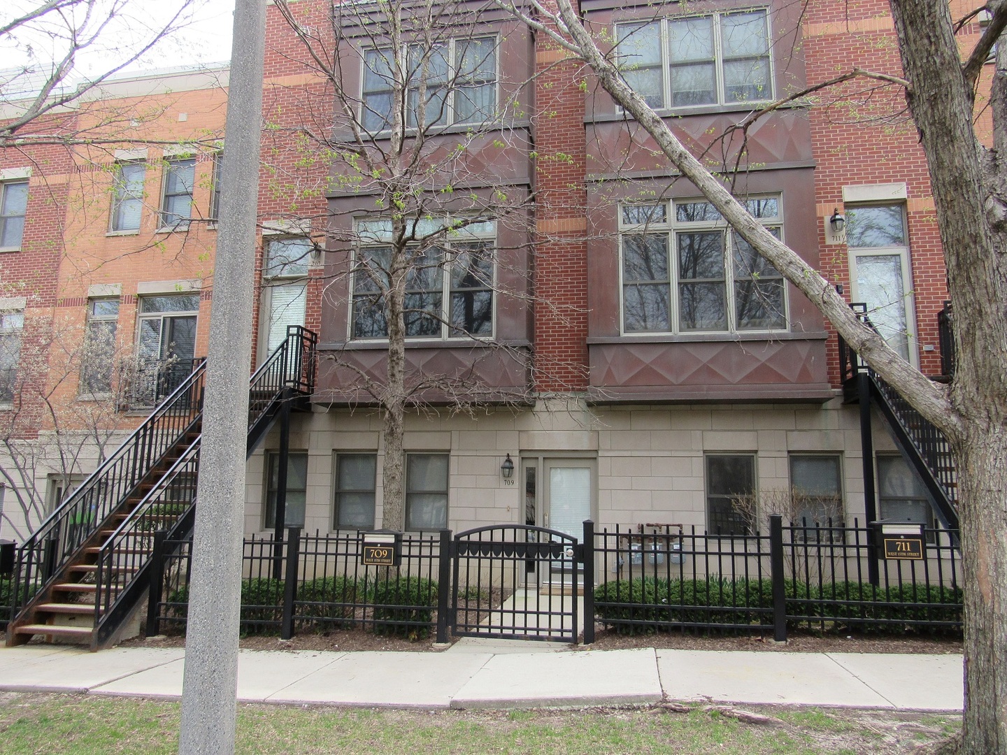709 West 15th Street, Unit 709 Chicago, IL 60607 - Photo 2 of 6 a view of a white building