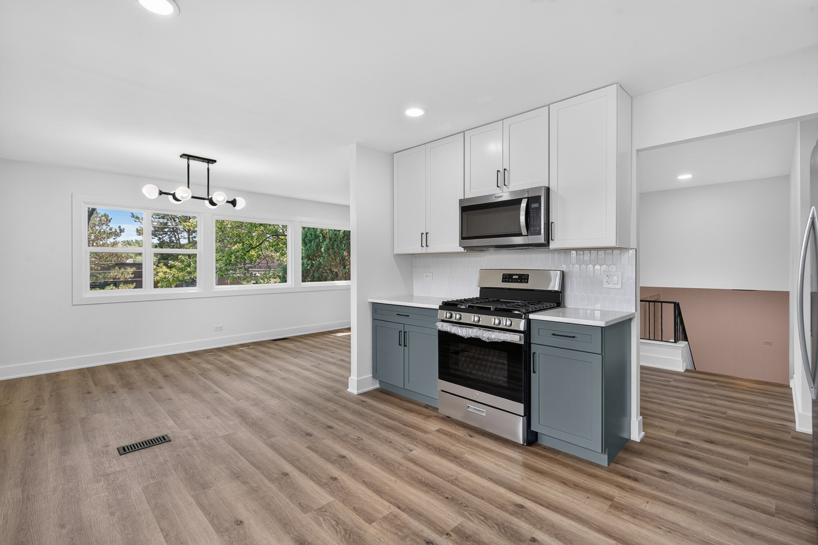 405 West Newport Road Hoffman Estates, IL 60169 - Photo 8 of 30