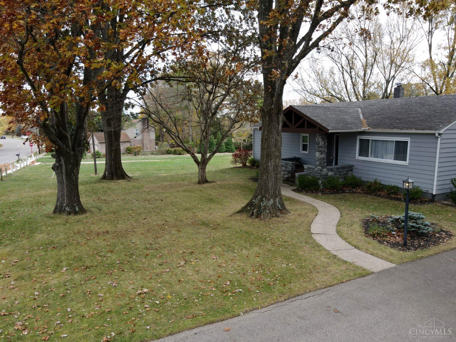 1385 Hunter Road Fairfield, OH 45014 - Photo 34 of 40 Large front yard with mature trees.
