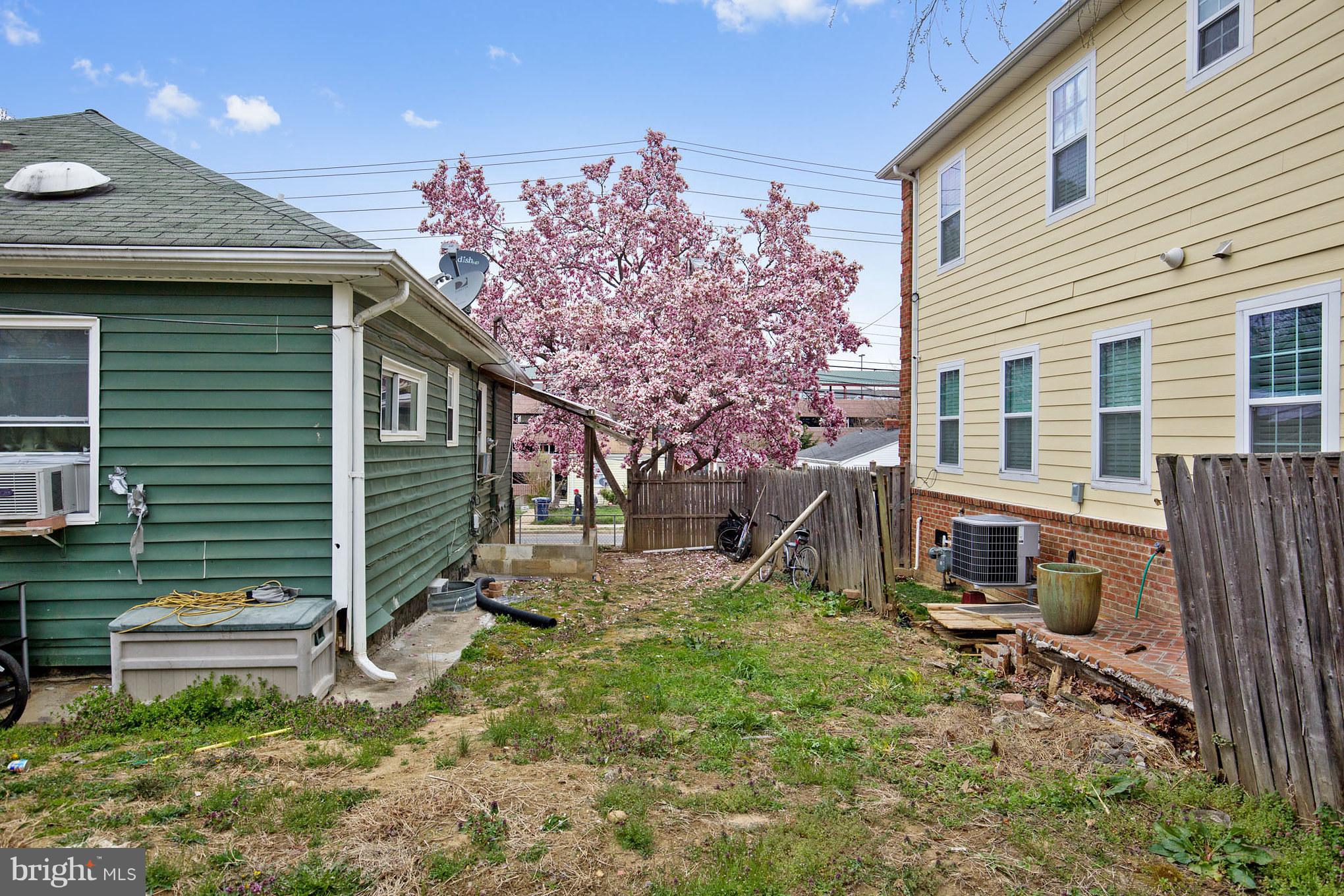 41 East Reed Avenue Alexandria, VA 22305 - Photo 14 of 30 a view of a house with backyard and sitting area
