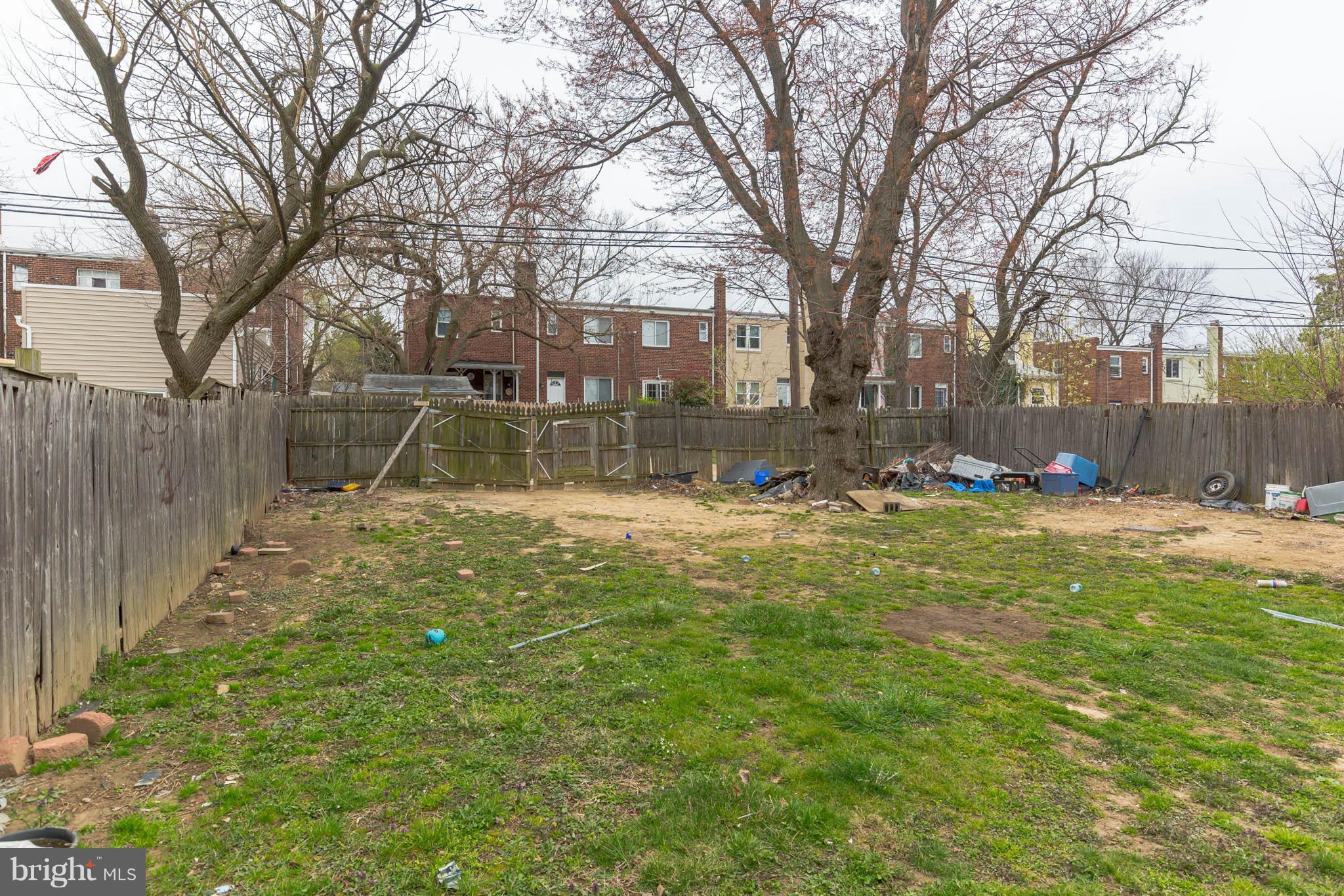 41 East Reed Avenue Alexandria, VA 22305 - Photo 15 of 30 a backyard of a house with lots of green space