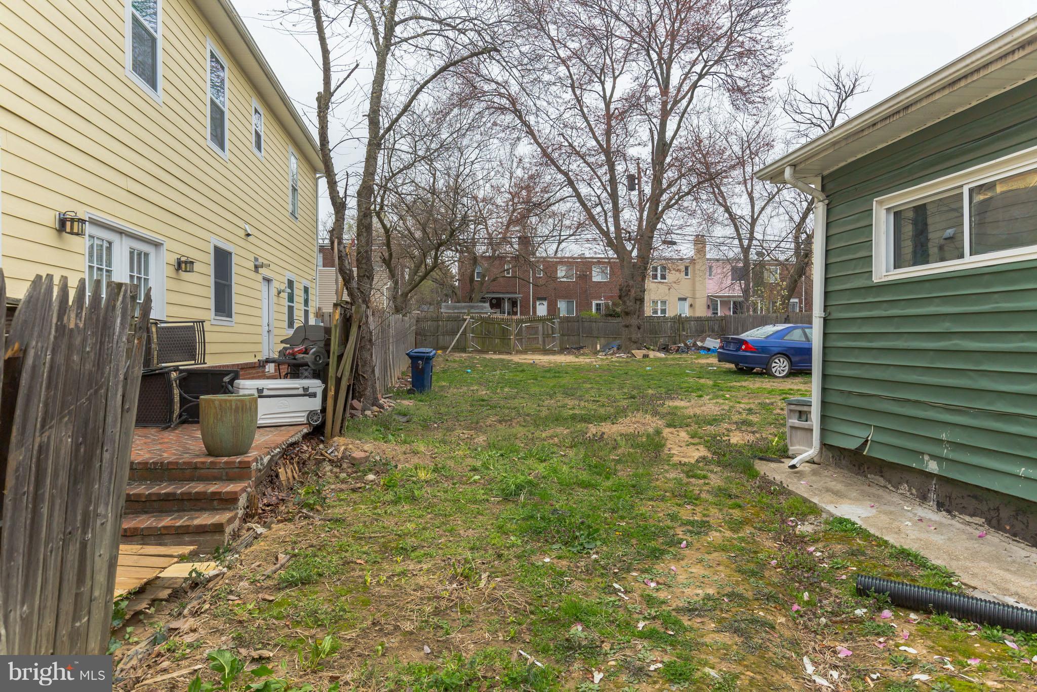 41 East Reed Avenue Alexandria, VA 22305 - Photo 16 of 30 a view of a backyard with a white house
