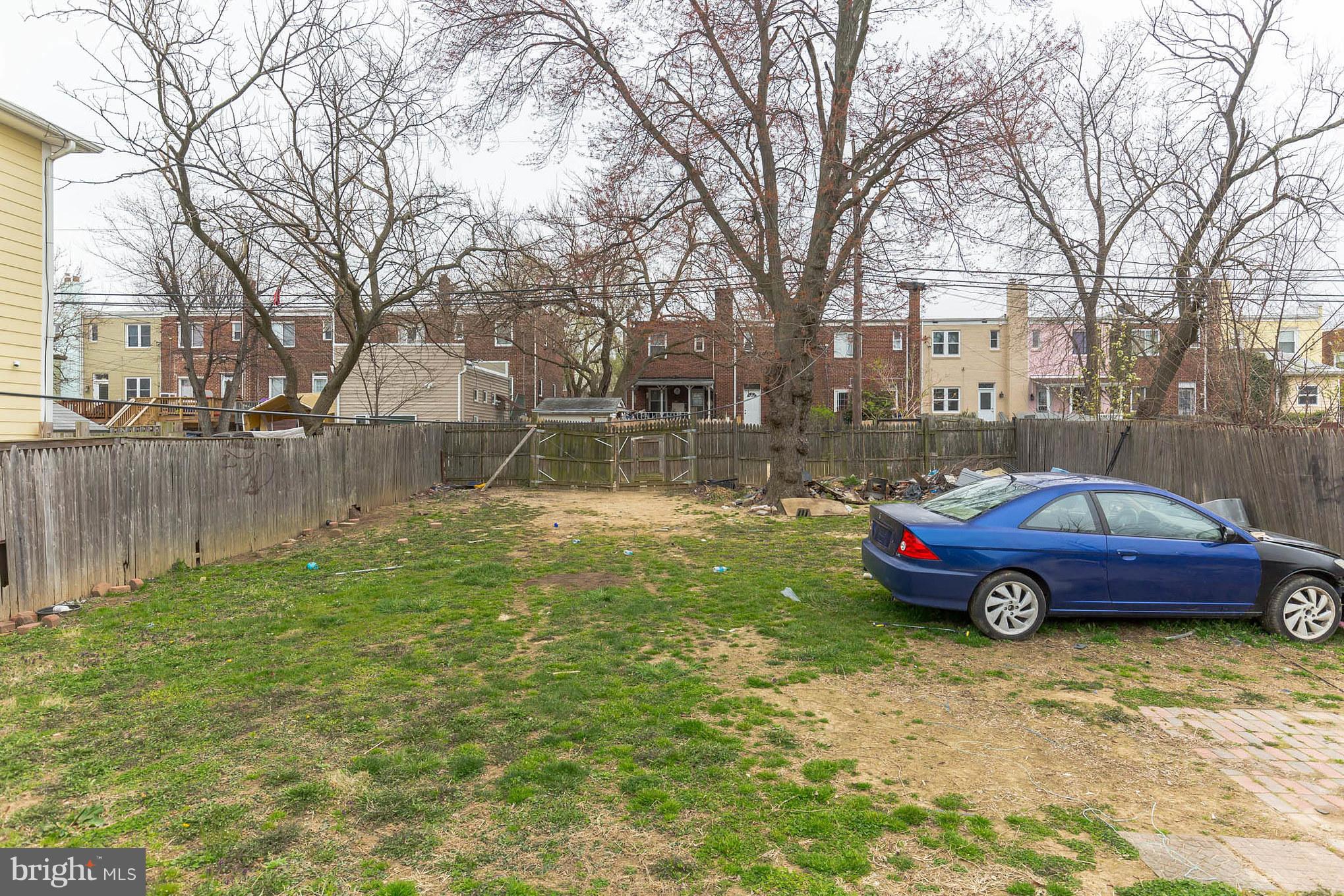 41 East Reed Avenue Alexandria, VA 22305 - Photo 19 of 30 a front view of a house with garden