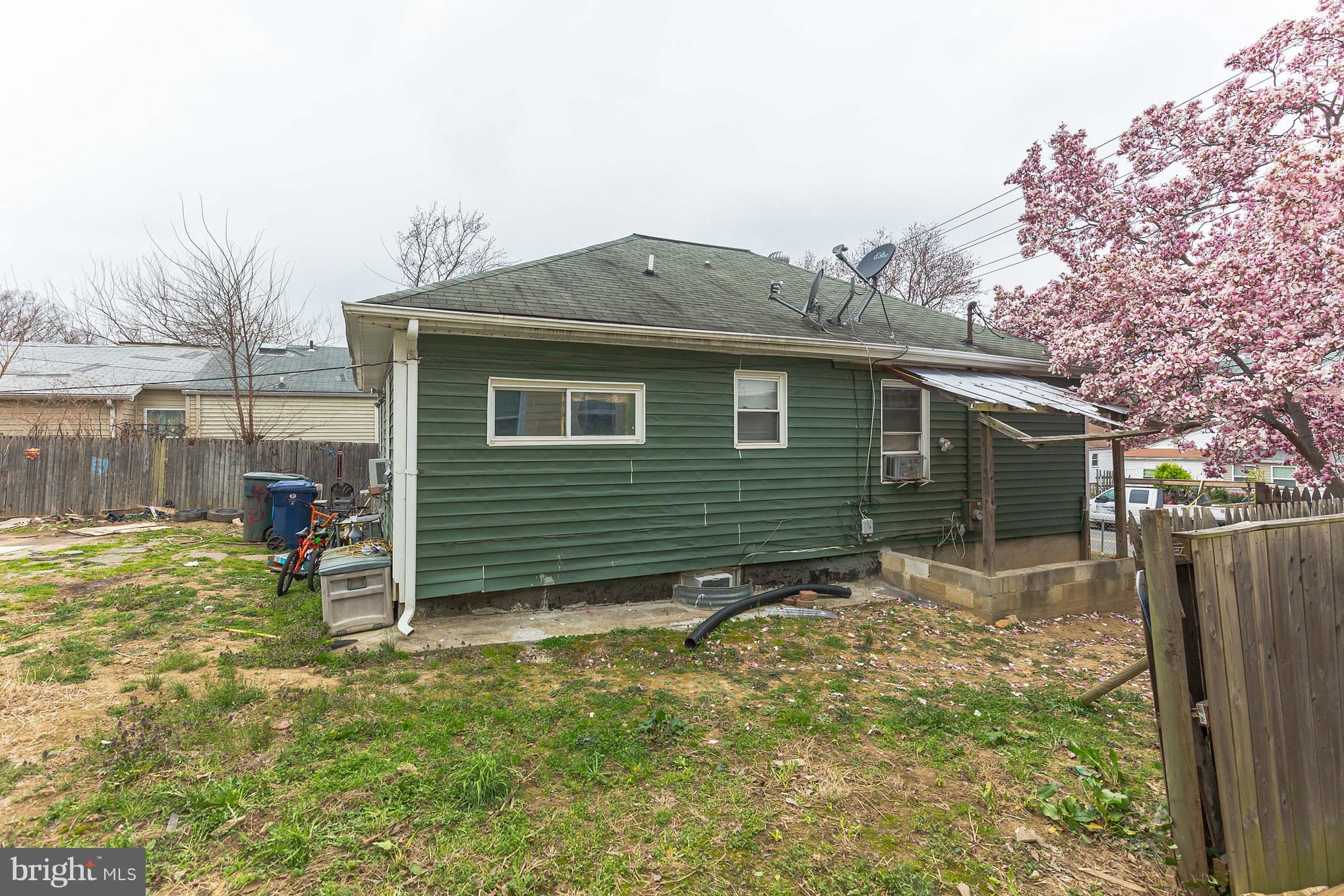 41 East Reed Avenue Alexandria, VA 22305 - Photo 23 of 30 a backyard of a house