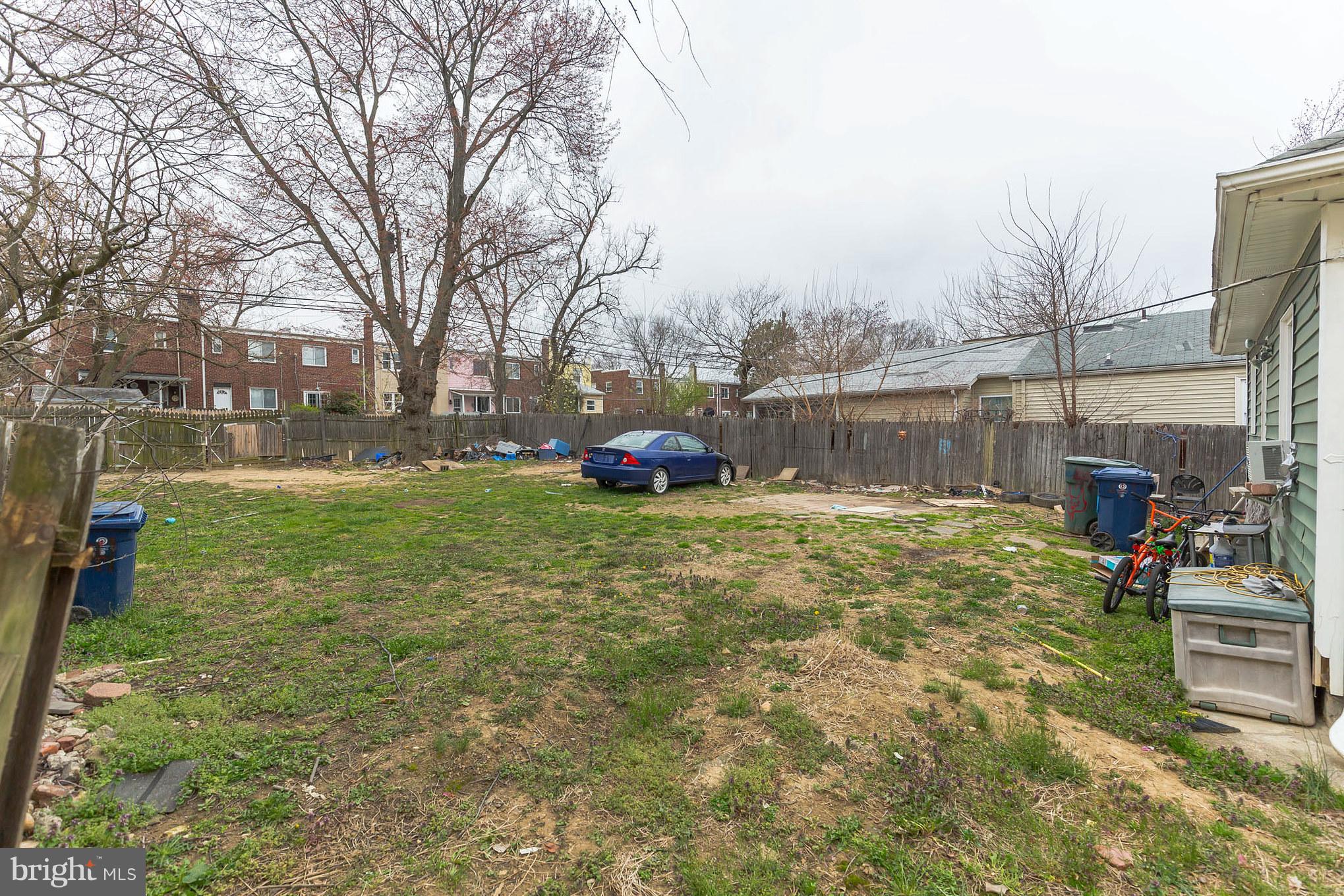 41 East Reed Avenue Alexandria, VA 22305 - Photo 24 of 30 a backyard of a house with lots of green space and fountain