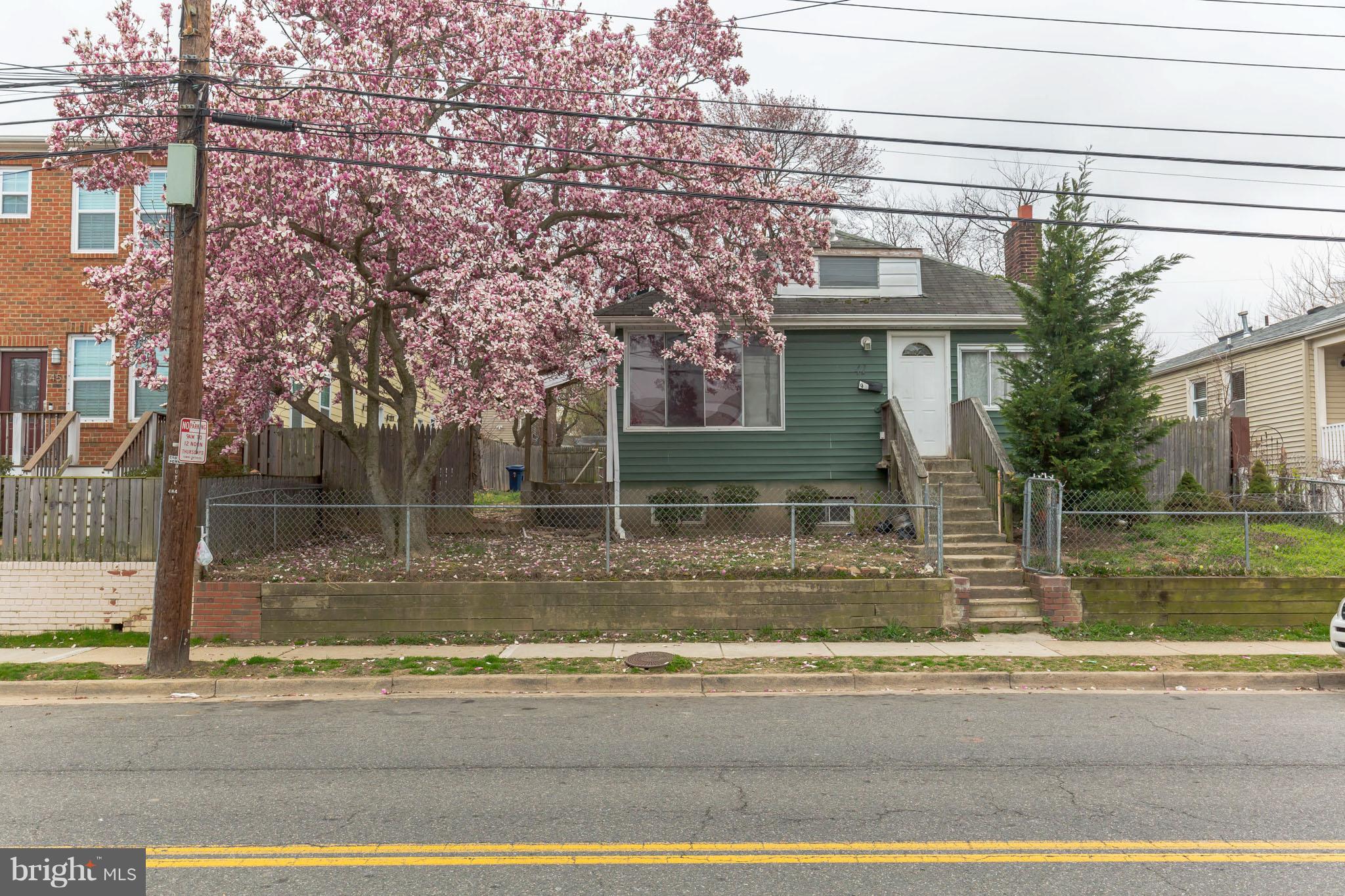 41 East Reed Avenue Alexandria, VA 22305 - Photo 4 of 30 a view of a house with a yard