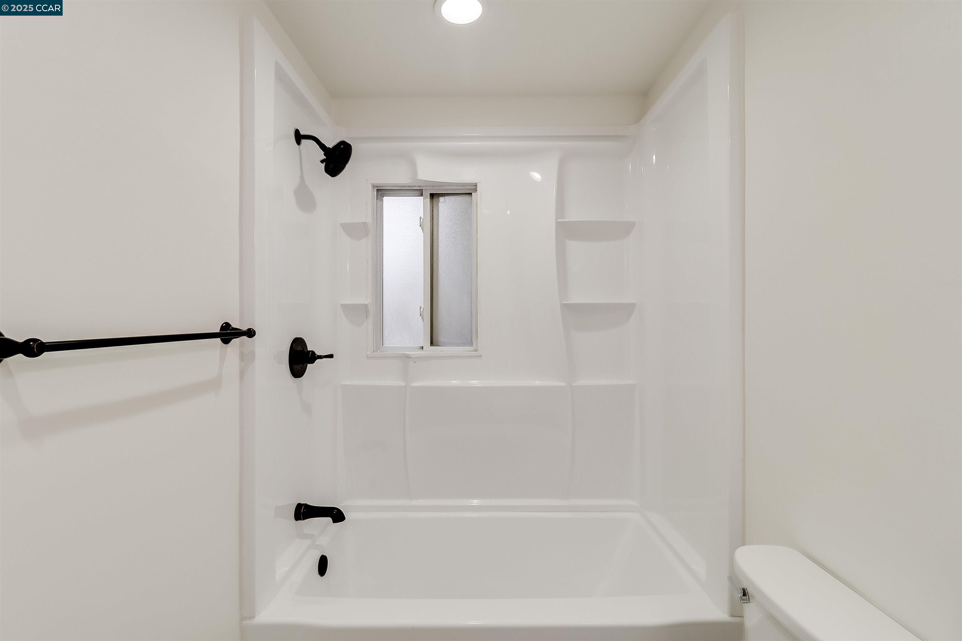 1863 San Clemente Street Fairfield, CA 94533 - Photo 20 of 29 a bathroom with a bathtub