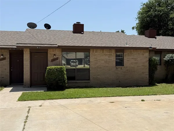 $1,300 | 409 West 3rd Street, Kennedale, TX 76060