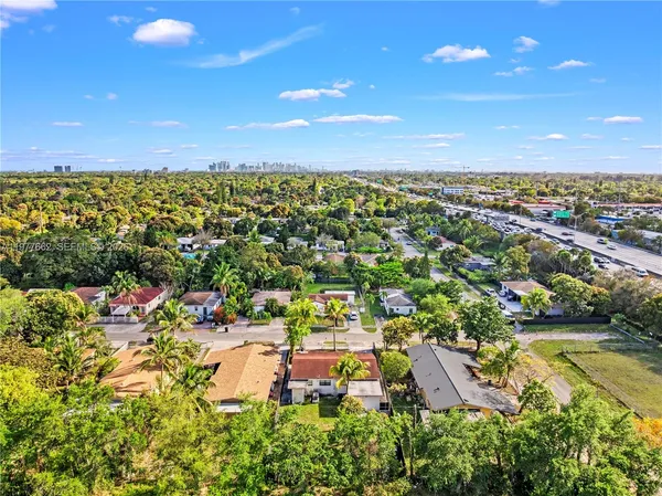 $2,400 | 581 Northwest 113th Street, Unit 581, Miami Shores, FL 33168