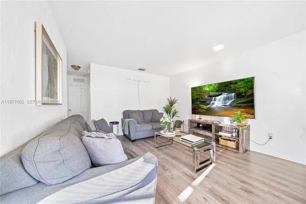 $2,400 | 581 Northwest 113th Street, Unit 581, Miami Shores, FL 33168