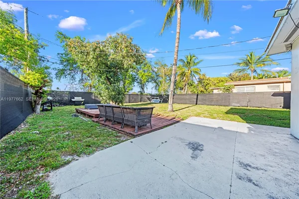 $2,400 | 581 Northwest 113th Street, Unit 581, Miami Shores, FL 33168