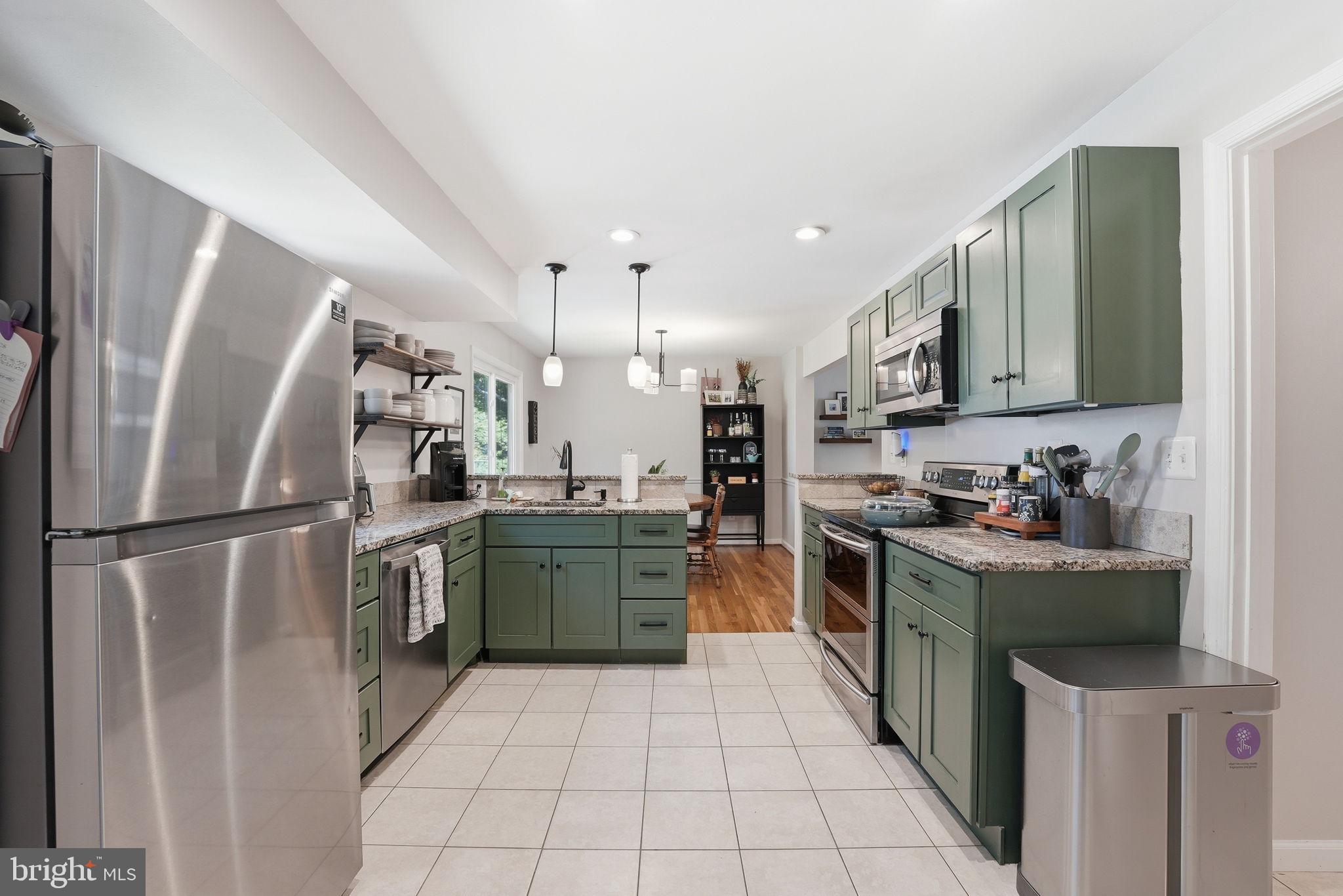 9205 Ivanhoe Road Fort Washington, MD 20744 - Photo 5 of 21 Charming kitchen with modern flair.