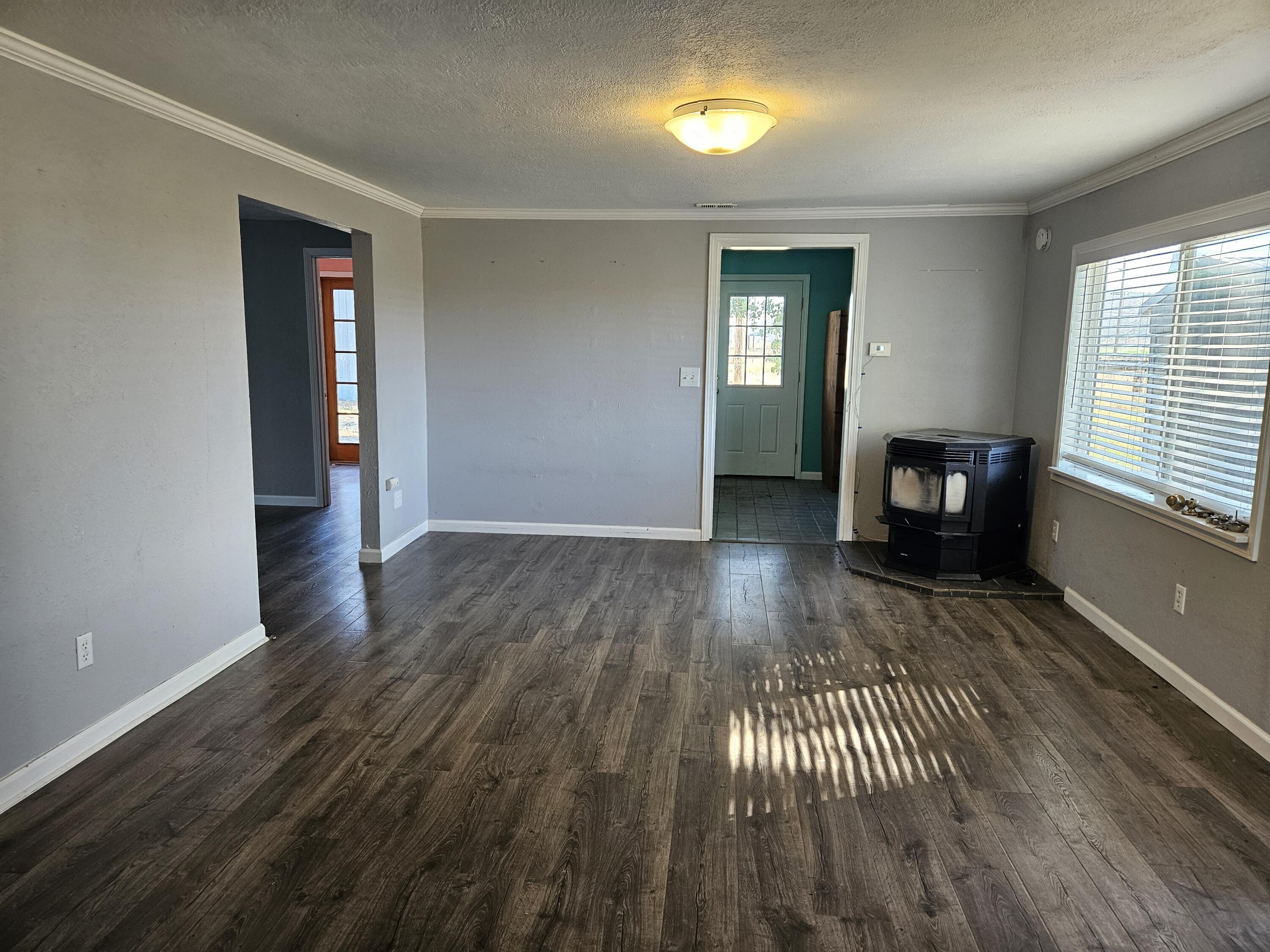 7770 Elliott Road Klamath Falls, OR 97603 - Photo 9 of 25 Living room