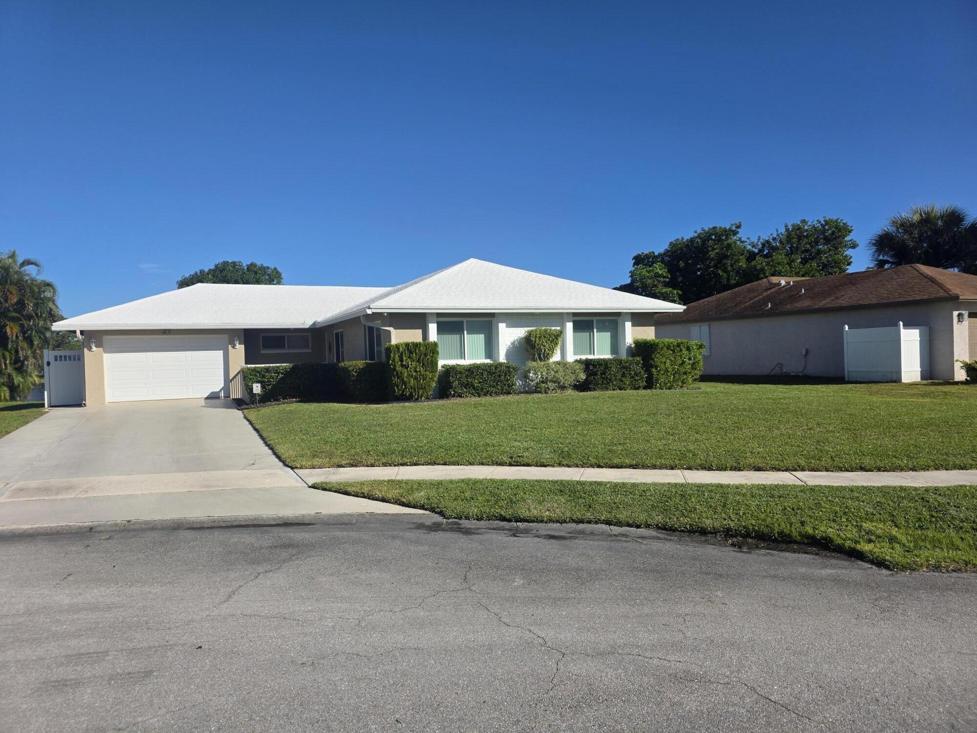 27 Vista Del Rio Boynton Beach, FL 33426 - Photo 5 of 45 Front