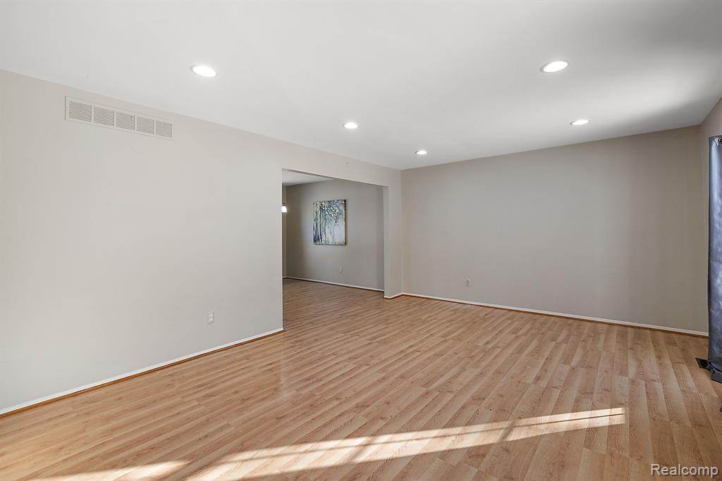 28696 Roxbury Street Farmington Hills, MI 48331 - Photo 8 of 55