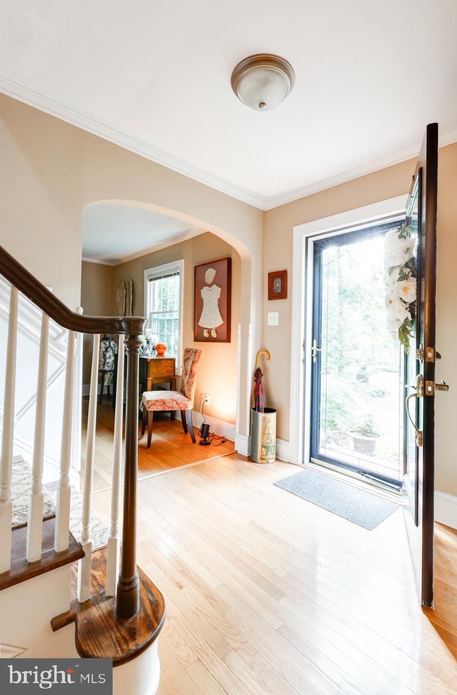 Foyer w/ Full View Storm Door