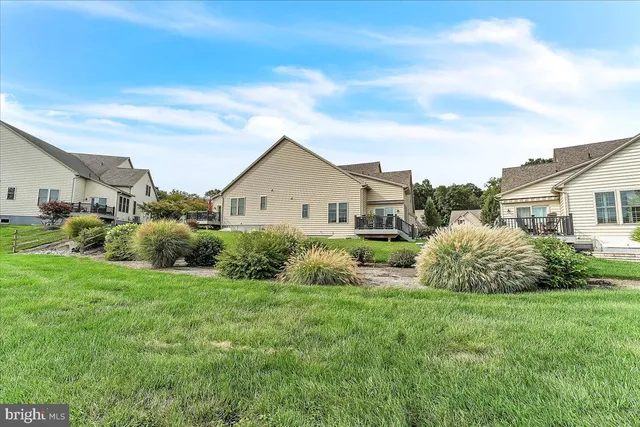 a view of a house with backyard and garden