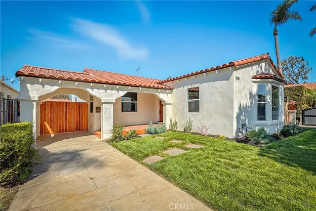 a view of a house with a yard
