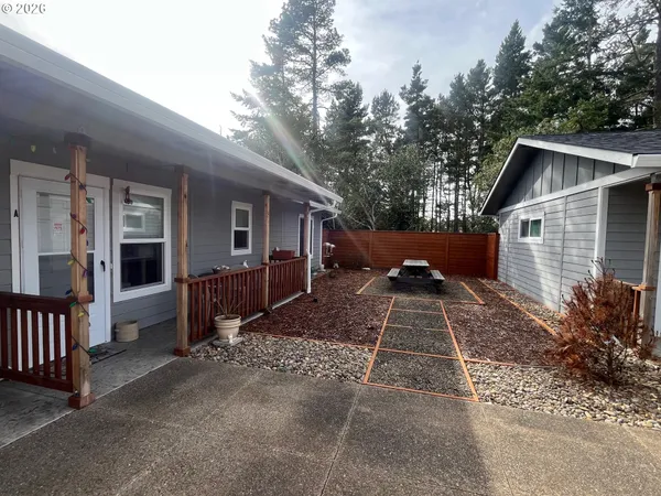 a front view of house with yard