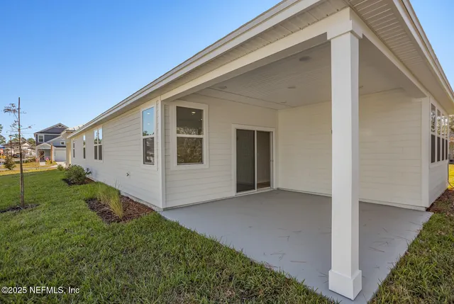 a view of a house with backyard