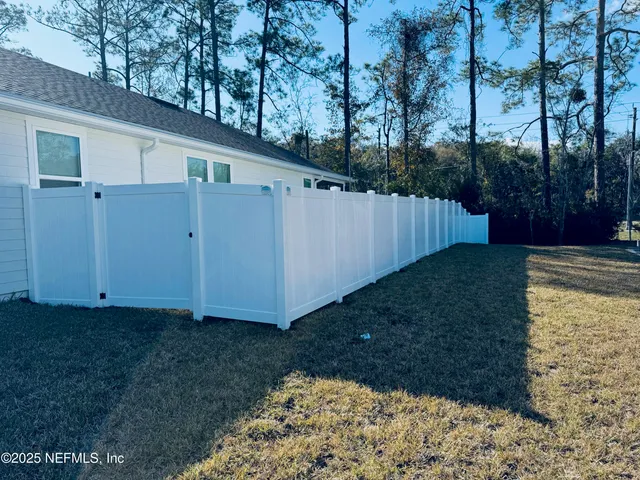 a view of a backyard with pathway
