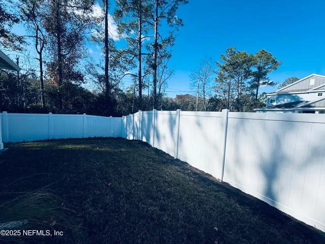 a view of a back yard