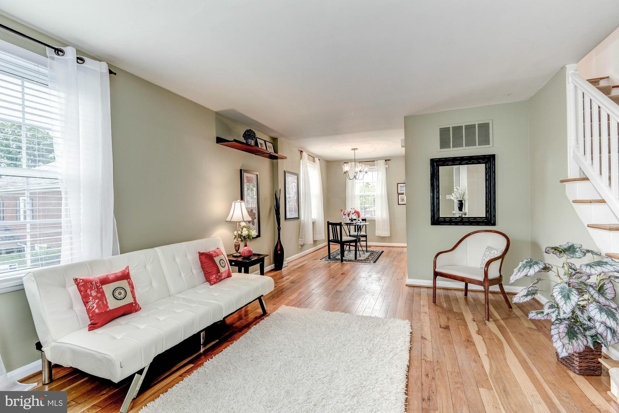 4207 32nd Road South Arlington, VA 22206 - Photo 4 of 25 Living Room