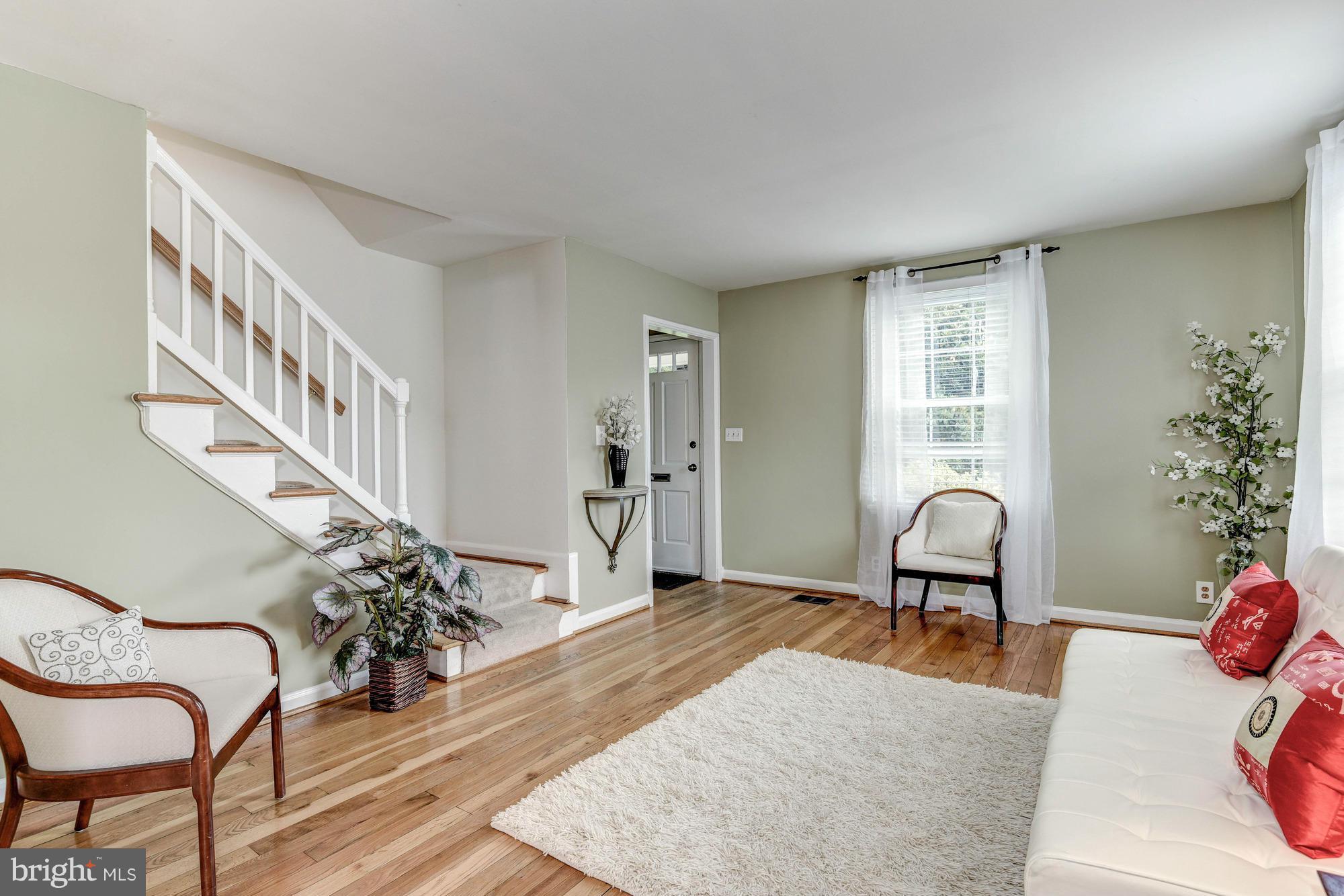 4207 32nd Road South Arlington, VA 22206 - Photo 5 of 25 Living Room