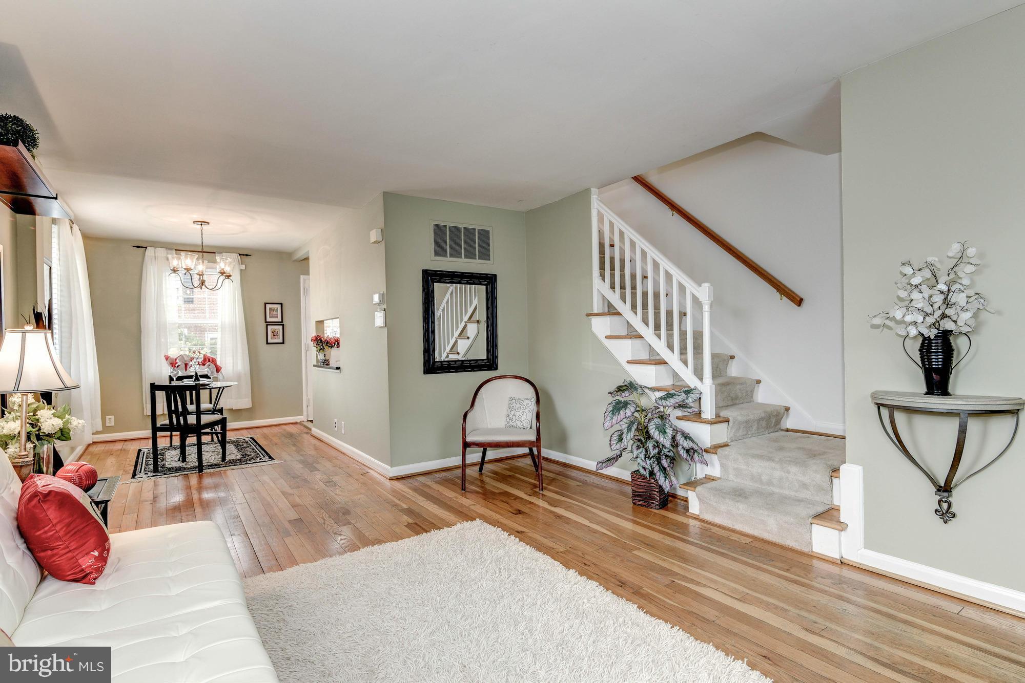 4207 32nd Road South Arlington, VA 22206 - Photo 6 of 25 Living Room
