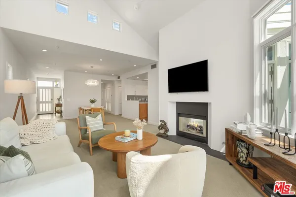 $1,599,000 | 3002 3rd Street, Unit 304, Santa Monica, CA 90405