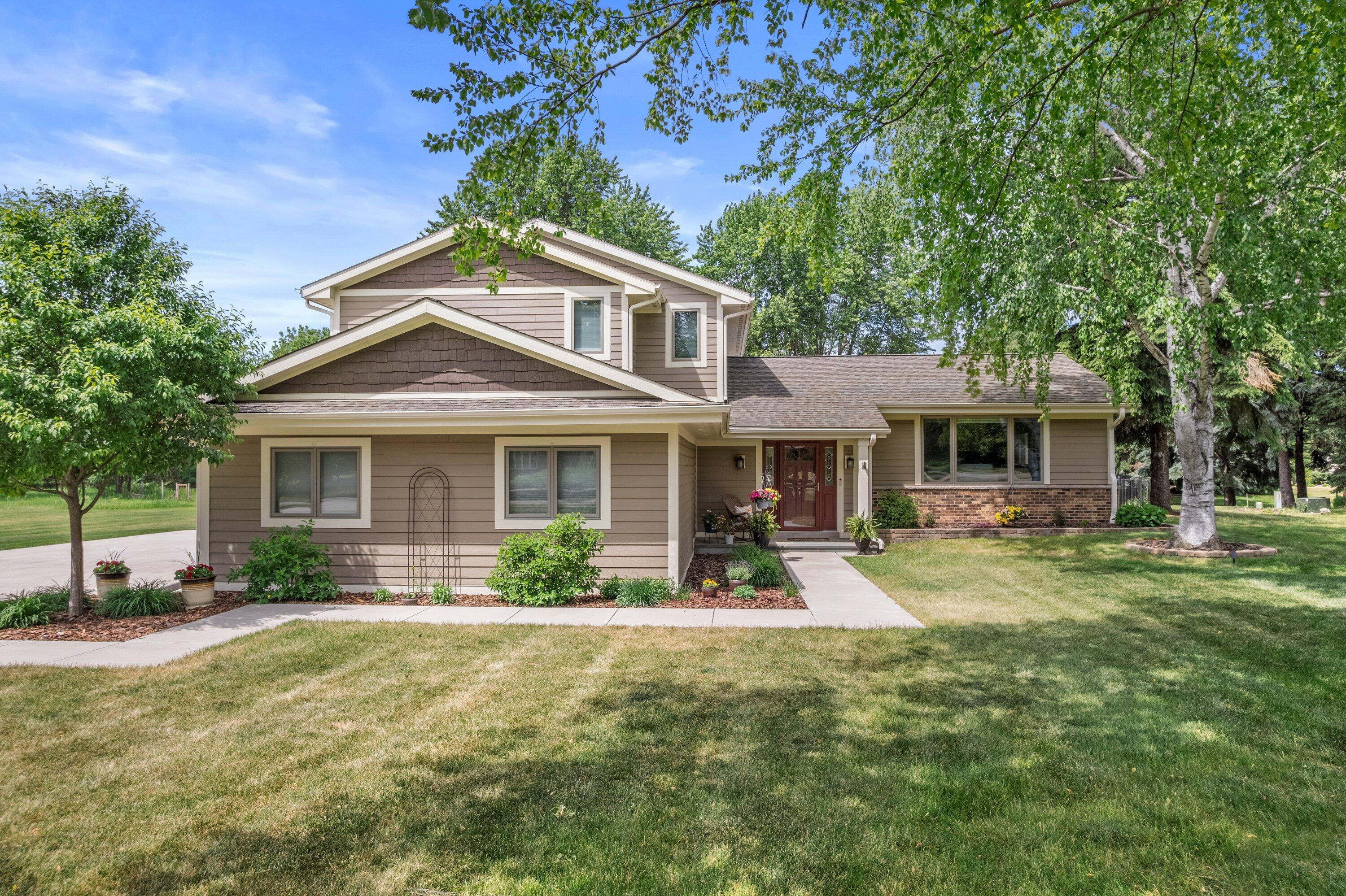 W318N377 Whitetail Run Delafield, WI 53018 - Photo 2 of 61 Welcome Home