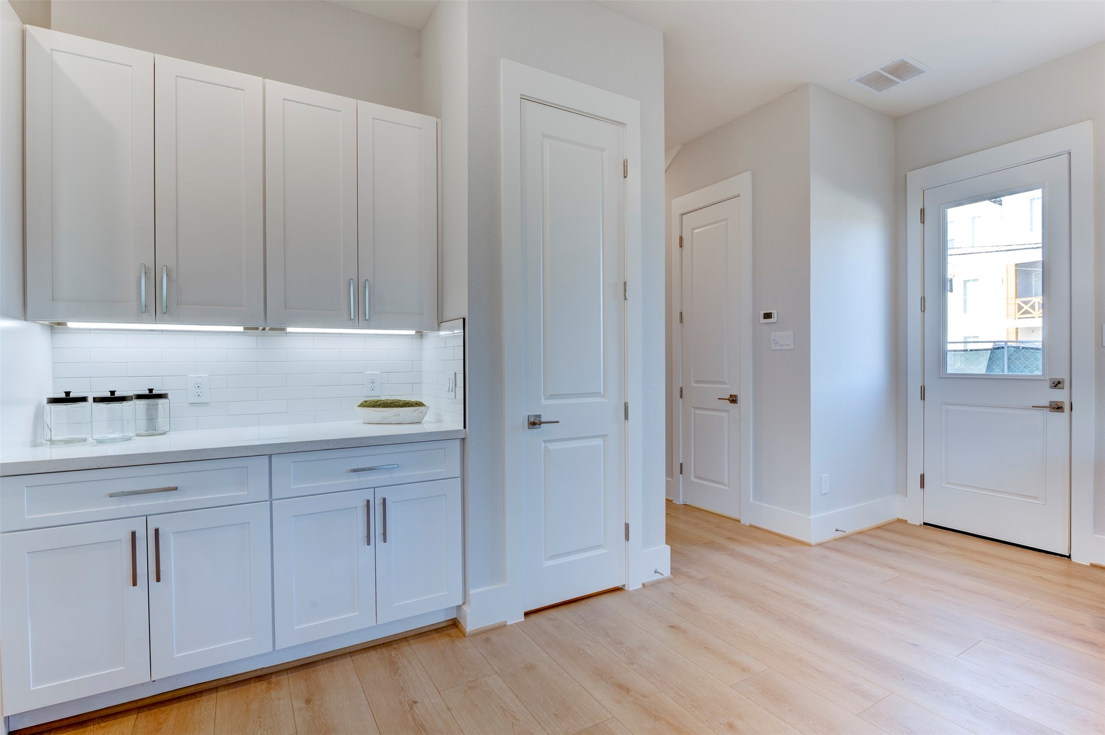 5132 Rosslyn Road Houston, TX 77018 - Photo 14 of 40 a view of cabinets and wooden floor