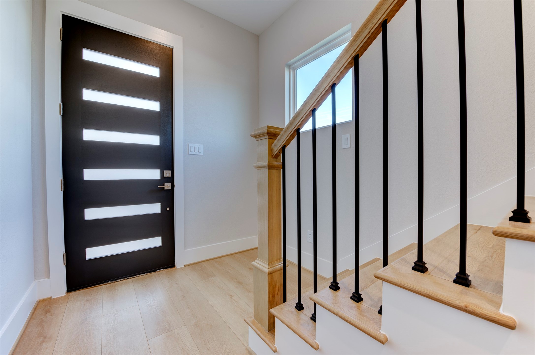 5132 Rosslyn Road Houston, TX 77018 - Photo 2 of 40 a view of a room with front door