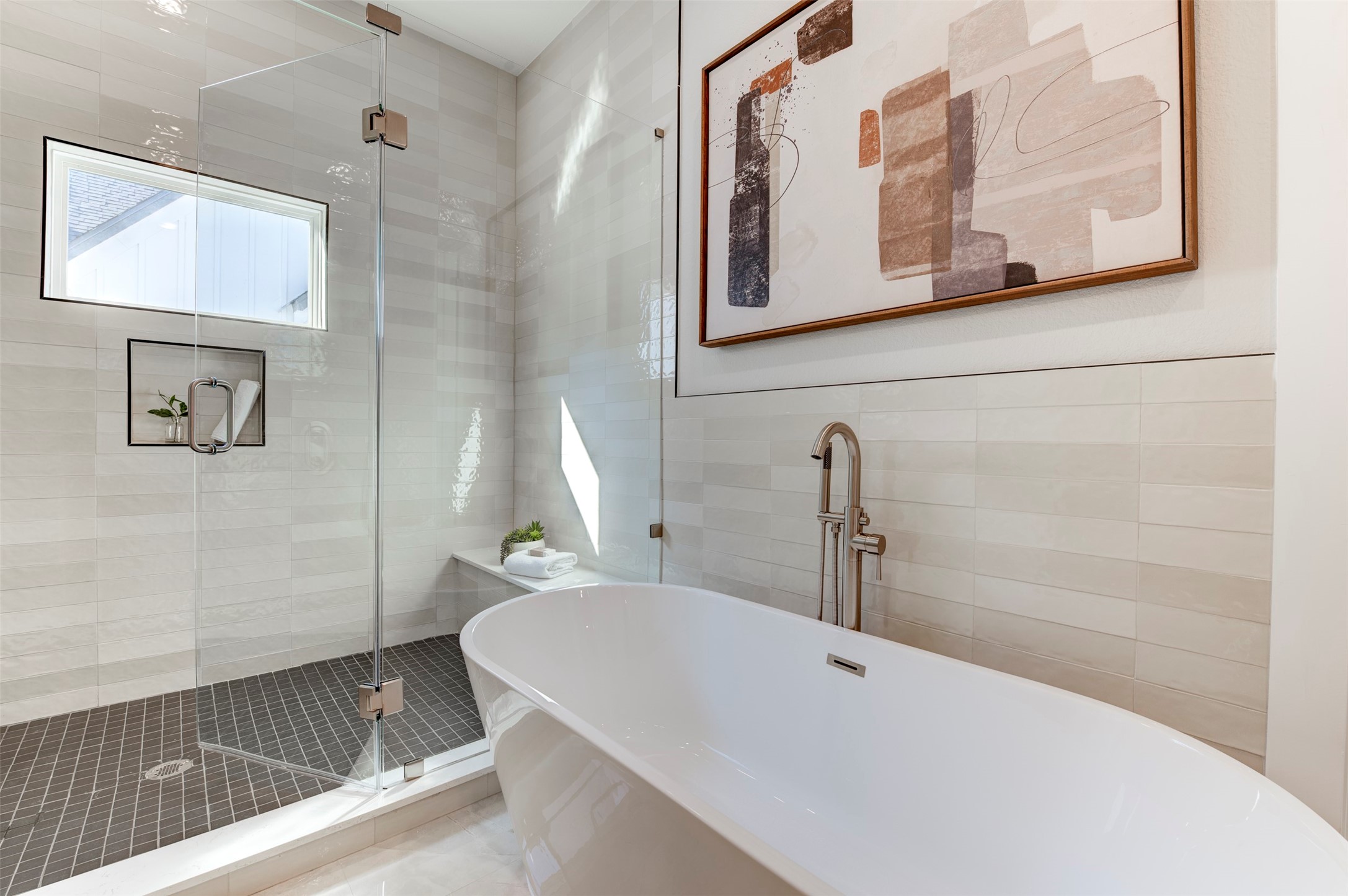 5132 Rosslyn Road Houston, TX 77018 - Photo 28 of 40 a bathroom with a bathtub