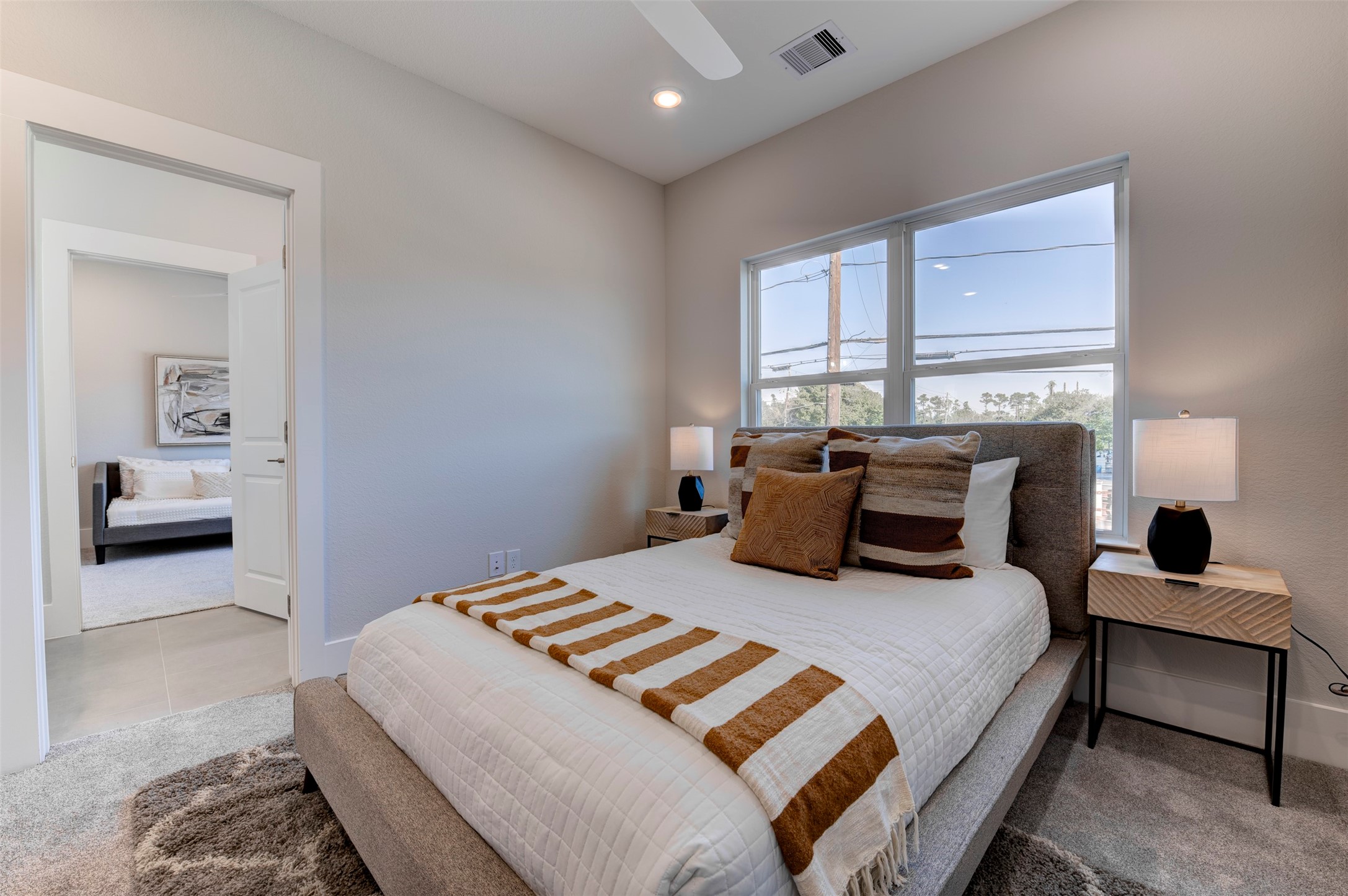 5132 Rosslyn Road Houston, TX 77018 - Photo 33 of 40 a bedroom with a large bed and a window