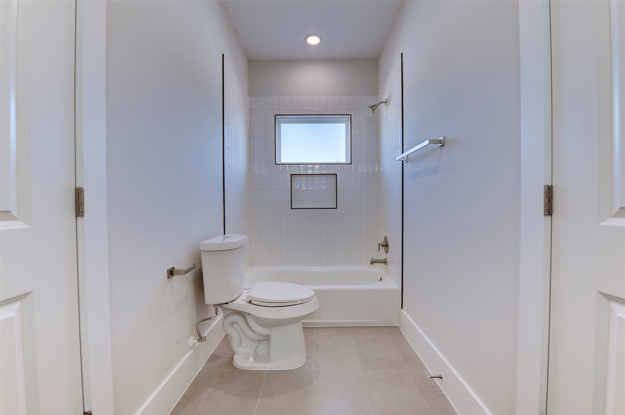 5132 Rosslyn Road Houston, TX 77018 - Photo 35 of 40 a bathroom with a toilet sink and shower