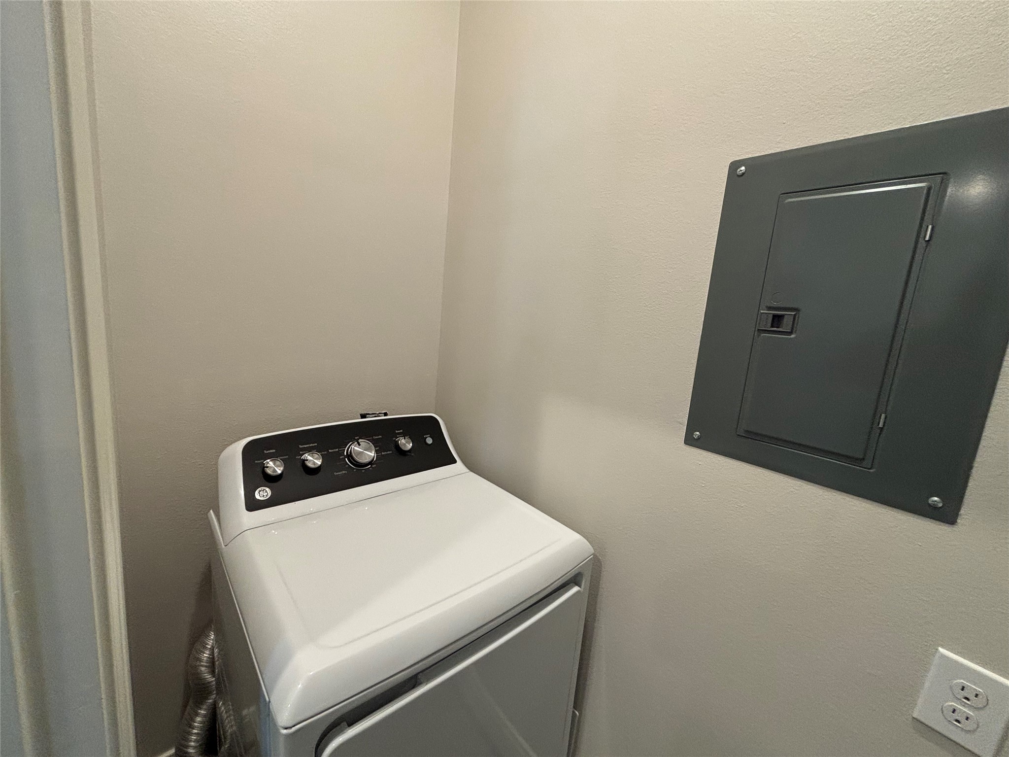 504 Nursery Road, Unit 1108 The Woodlands, TX 77380 - Photo 4 of 25 a utility room with dryer and washer